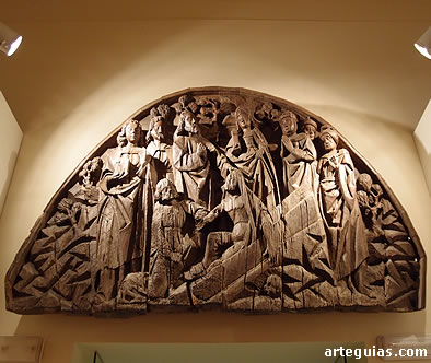 Tímpano de madera que representa la Resurrección de Lázaro