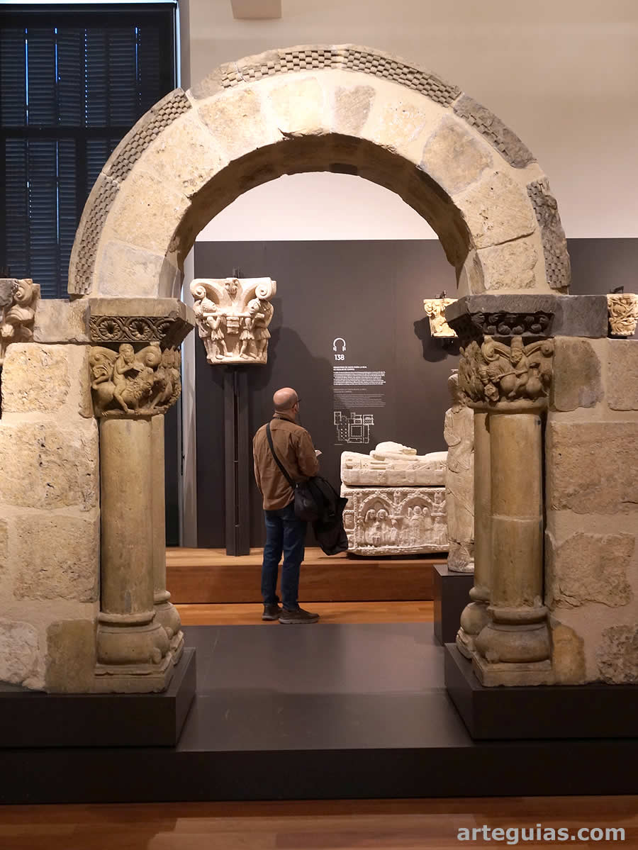 Arco y columnas de San Pedro de Due&ntilde;as de Sahag&uacute;n