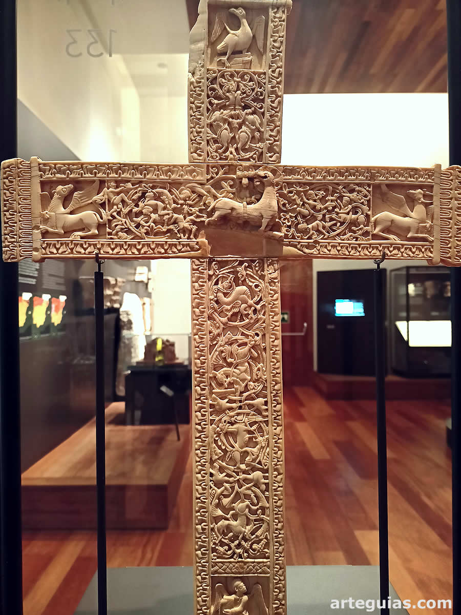 Reverso del Crucifijo de Do&ntilde;a Sancha y Don Fernando