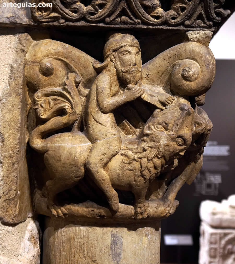 Capitel rom&aacute;nico del arco de San Pedro de Due&ntilde;as de Sahag&uacute;n