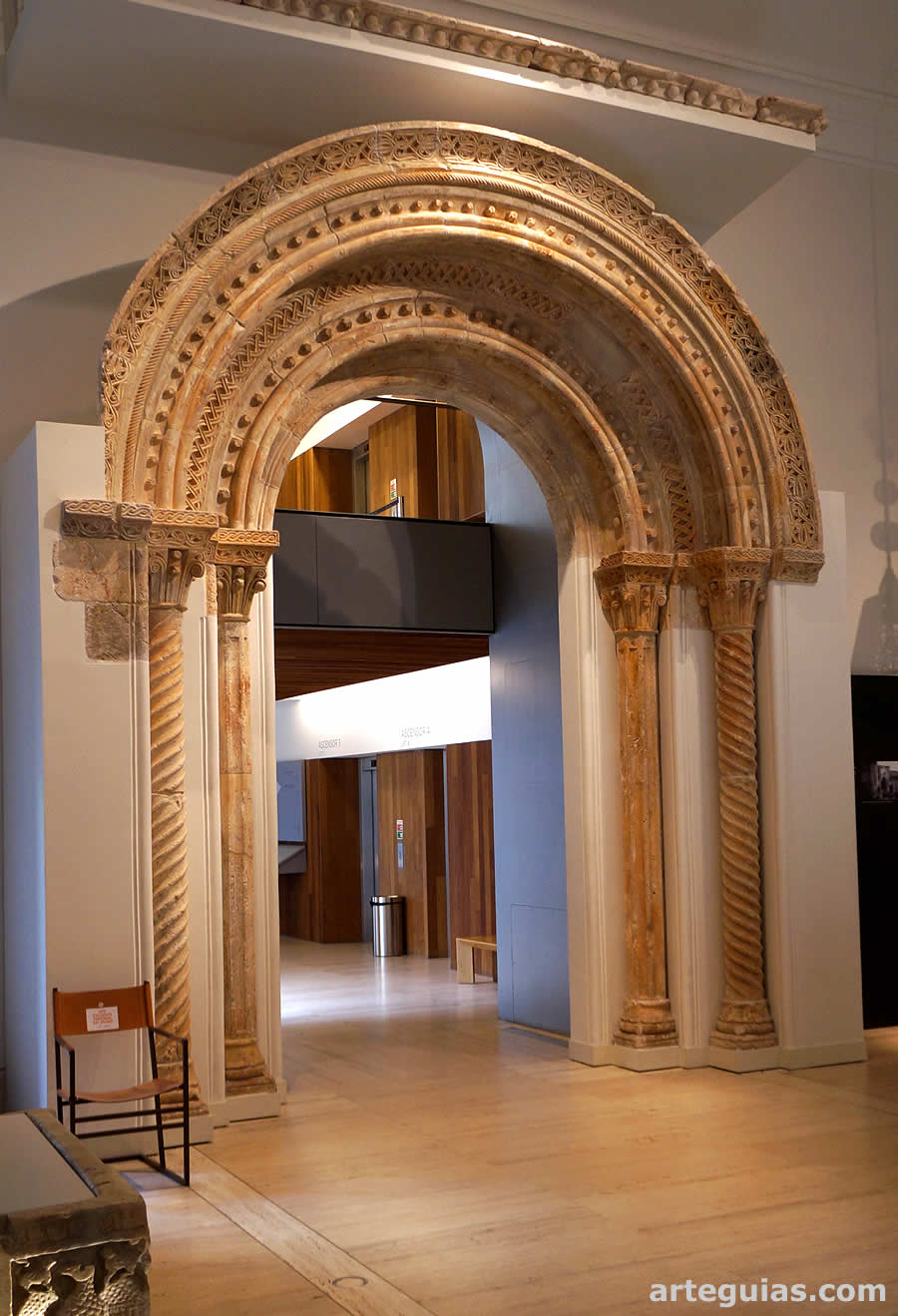 Puerta rom&aacute;nica de la iglesia del Monasterio de San Pedro de Arlanza, Burgos