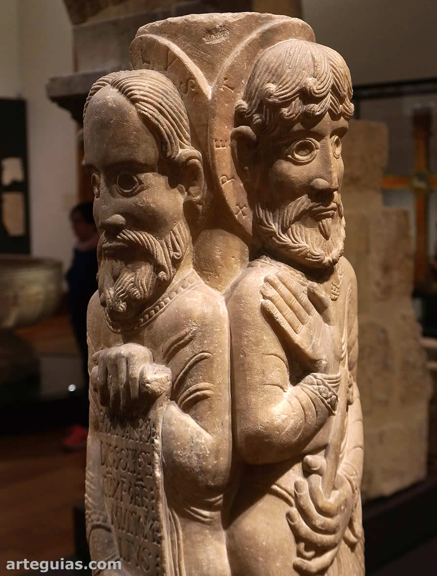 Estatuas columna de San Pelayo de Antealtares