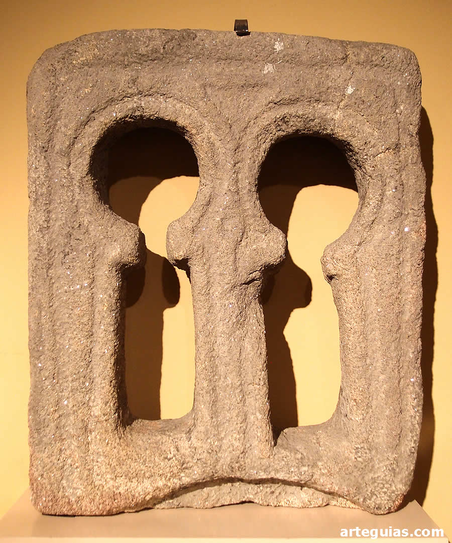 El Museo Arqueol&oacute;gico Provincial de Ourense cuenta con muchas piezas prerrom&aacute;nicas como este ventanal b&iacute;foro