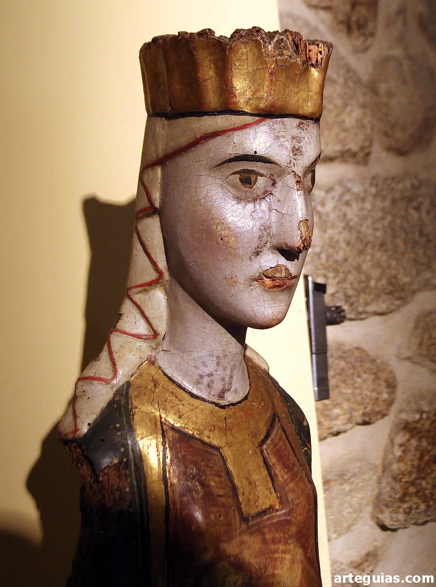 El museo expone esculturas en piedra, madera, etc. como esta Virgen