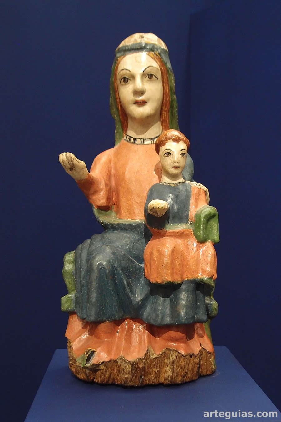 Una de la imágenes en madera policroma de la Virgen con Jesús