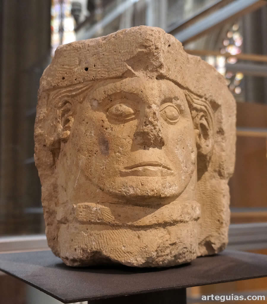 Capitel románico con cabeza humana