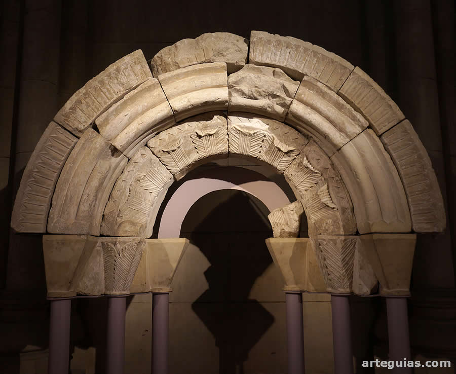 Ventanal románico de Miñano Menor