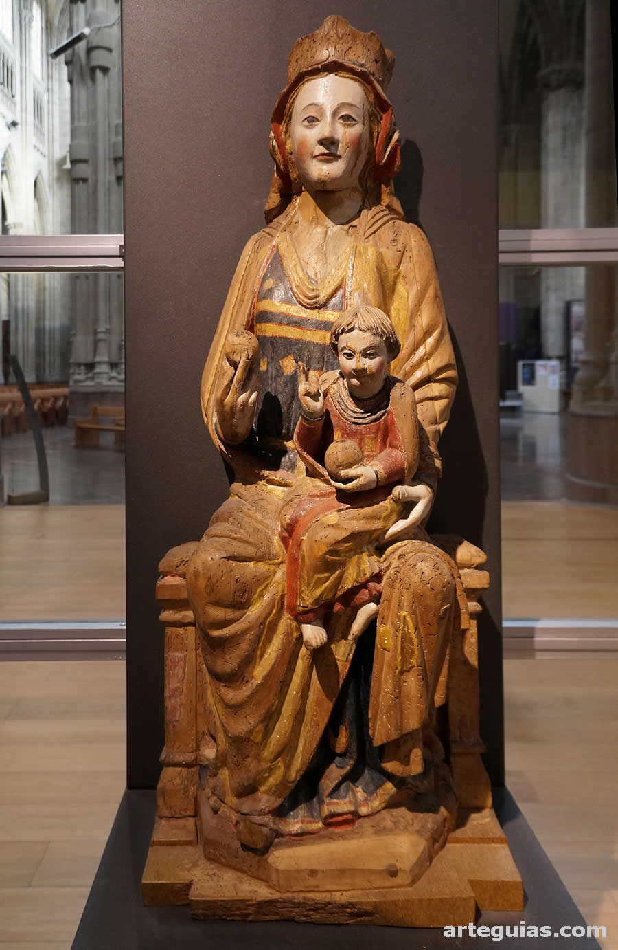 Imagen de madera de la Virgen