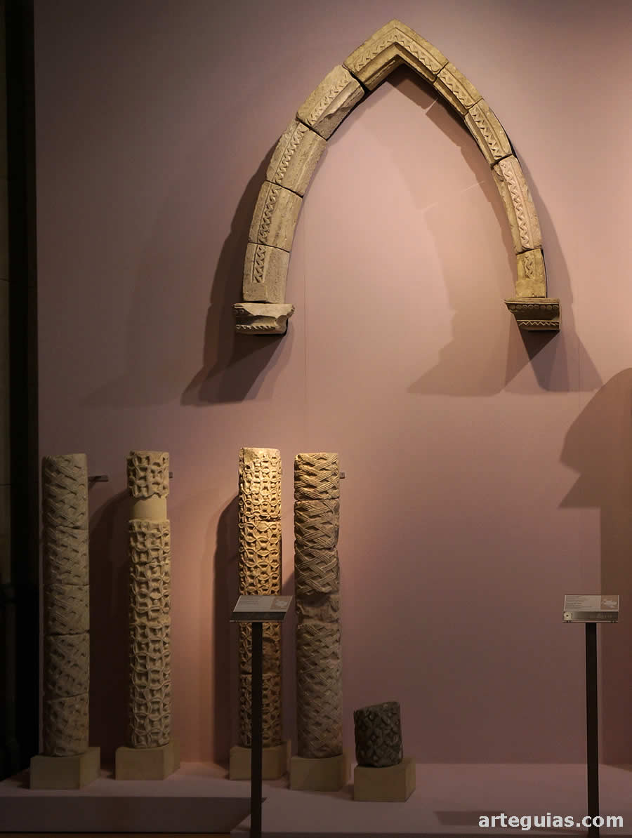 Elementos de una puerta románica de San Martín de Tours en Luko