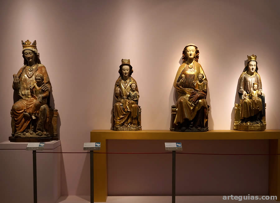 El Museo de Arte Sacro, como es habitual, expone numerosas imágenes de la Virgen con el Niño, talladas en madera y policromadas