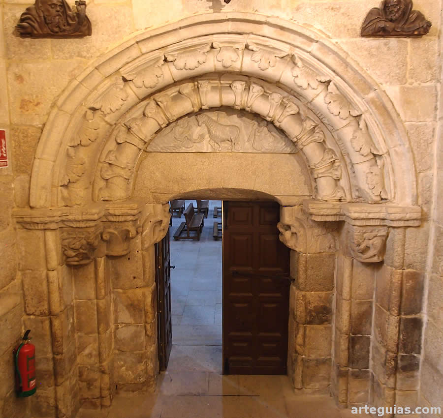 Puerta del claustro