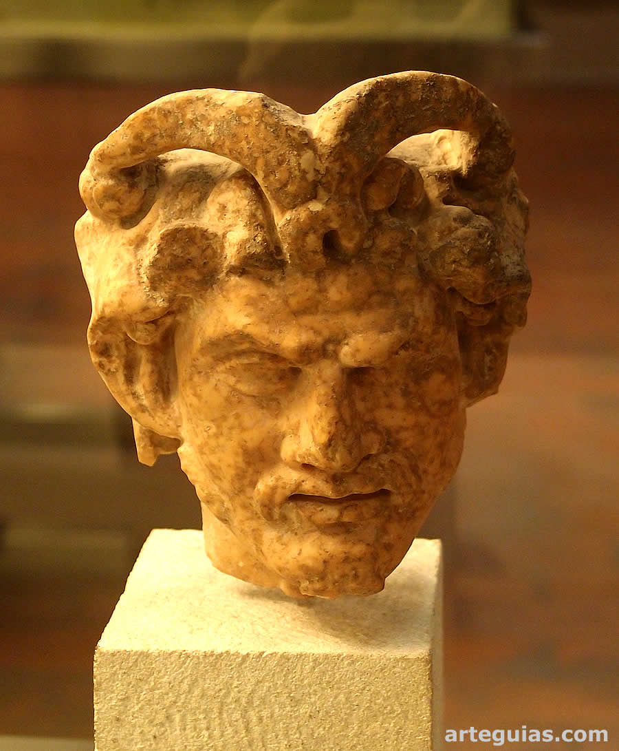 Cabeza del dios Pan de Torredonjimeno. Escultura de mármol