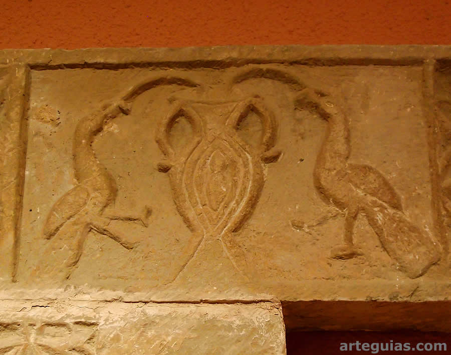 Arquitrabe visigodo con dos pavos reales bebiendo de una crátera
