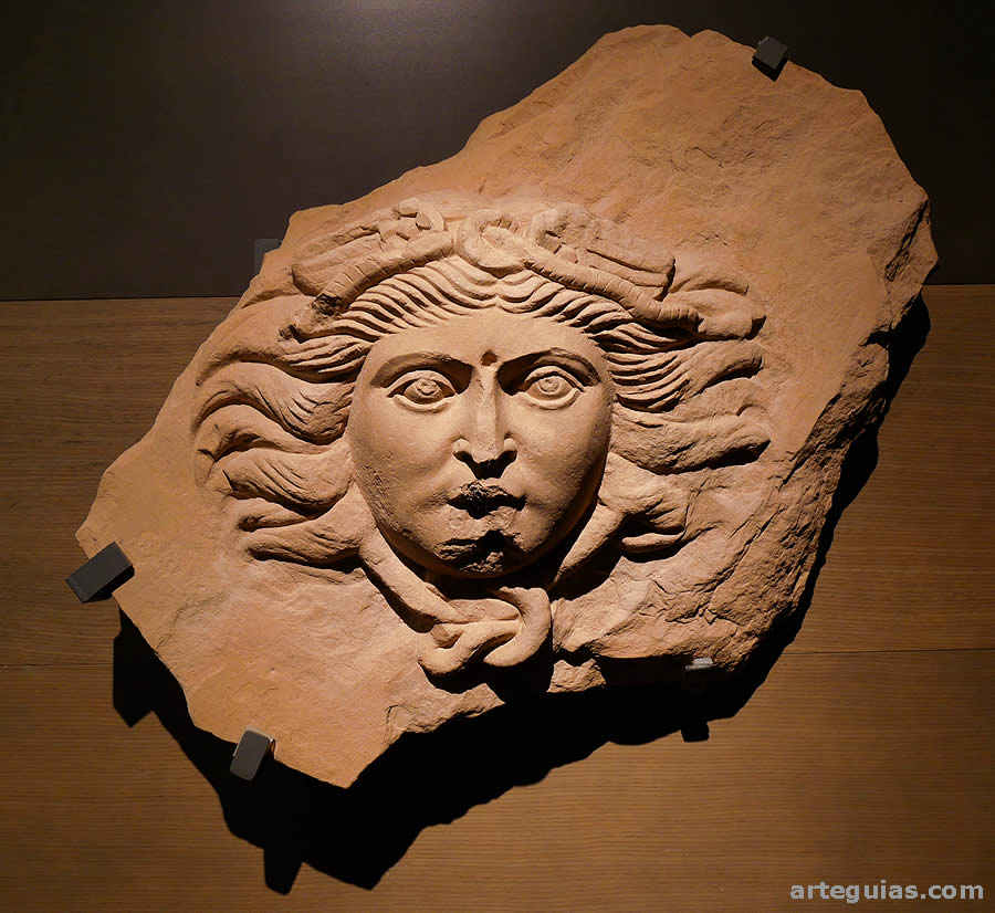 Cabeza de Medusa. Relieve romano del Museo de Lleida