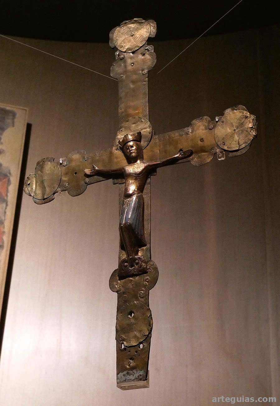 Museo de Lleida: cruz procesional de bronce con esmaltes