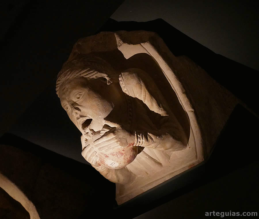 Museo de Lleida: canecillo rom&aacute;nico