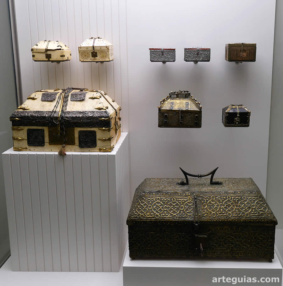 Numerosas arquetas medievales en el Museo - Tesoro de Girona