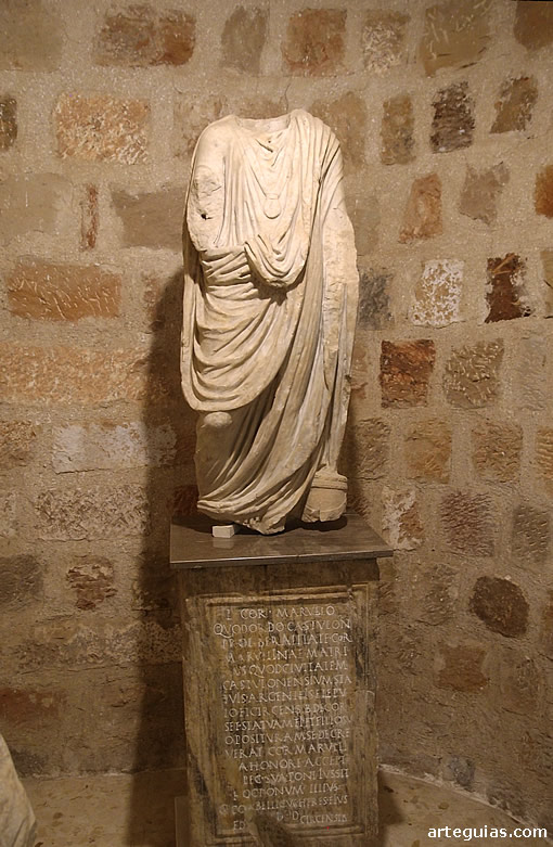 Museo Arqueológico de Linares: estatua de un togado. Escultura en mármol