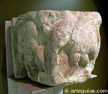 Capitel rom&aacute;nico de aves de la iglesia de la Almudena, en el Museo Arqueol&oacute;gico Regional de Madrid