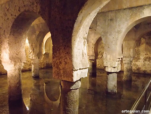 El aljibe hispanomusulmán se encuentra dentro de los sótanos del Palacio