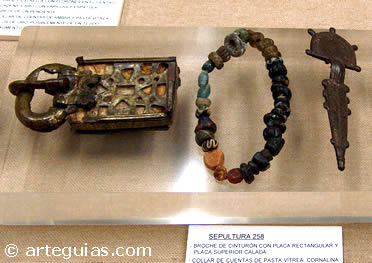 Broche, collar y f&iacute;bula