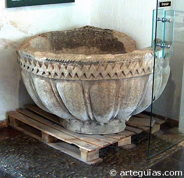 Pila bautismal rom&aacute;nica. Museo de Cuenca