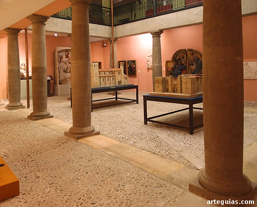 Patio central del museo. A las obras de arte se han sumado dos maquetas de dos fases de la construcción de la Catedral de Sigüenza