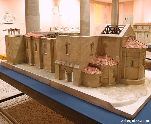 Maqueta que muestra la fase románica de la seo seguntina realizada desde el siglo XII a comienzos del XIII