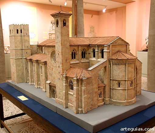 Maqueta de la catedral con su finalización gótica y anterior a la edificación de la girola