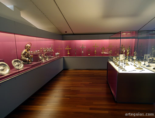 Sala con piezas de orfebrer&iacute;a