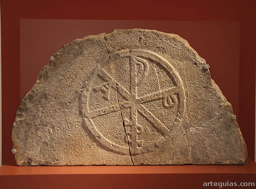 Museo Diocesano de Barbastro-Monz&oacute;n, Huesca: t&iacute;mpano de una puerta con un Crism&oacute;n
