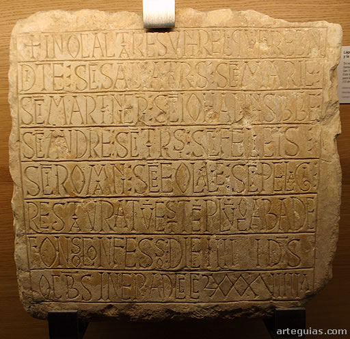 Museo Prerrom&aacute;nico de San Mart&iacute;n de Salas:  L&aacute;pida de las reliquias y de la fecha de la restauraci&oacute;n de la iglesia