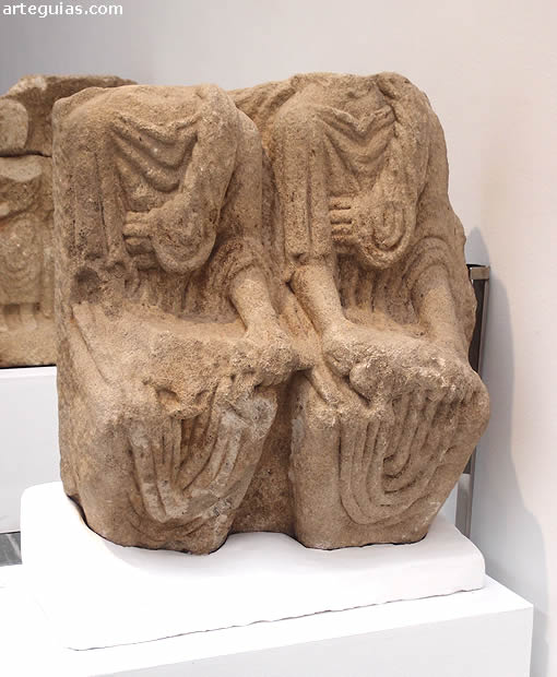 Estela bifronte de Atán