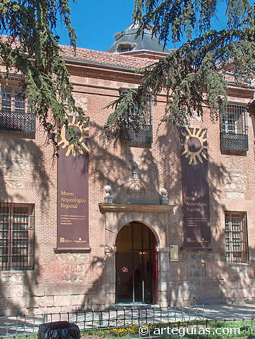 Fachada del edificio del Museo Arqueol&oacute;gico Regional de la Comunidad de Madrid