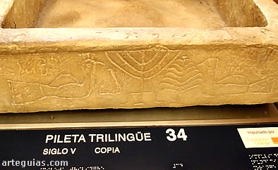 Detalle de la pila trilingüe