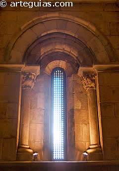 Ventanal rom&aacute;nico de la segunda etapa (&aacute;bside del Evangelio)