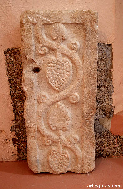 Pilastra con racimos de uva