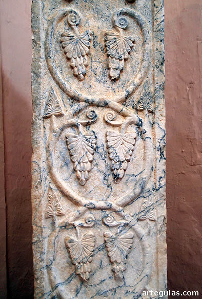 Pilastra visigoda con racimos de uvas