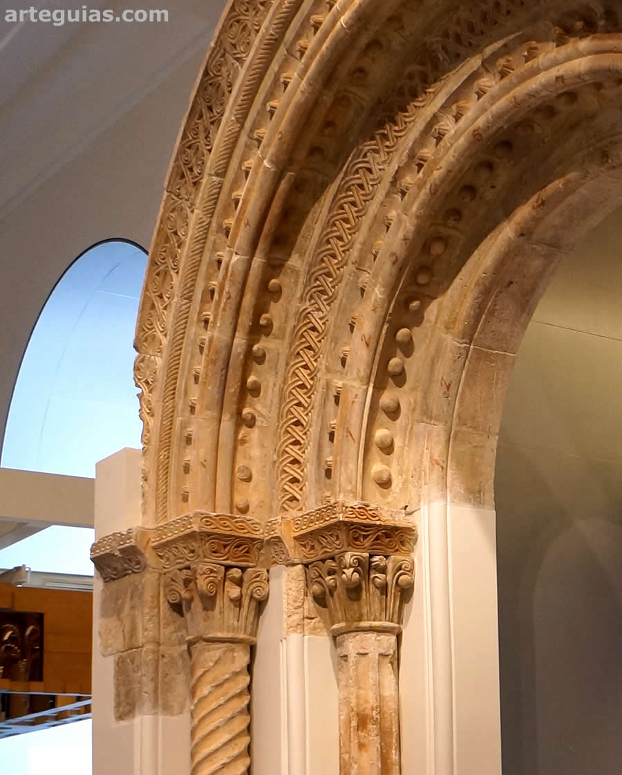 Columnas y arquivoltas de la puerta de la iglesia de San Pedro de Arlanza