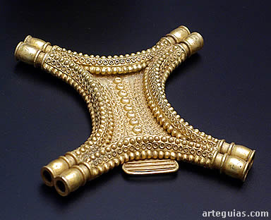 Una de las r&eacute;plicas del Tesoro del Carambolo, expuesta en el Museo Arqueol&oacute;gico de Sevilla