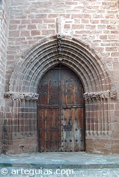 Portada meridional de la iglesia parroquial de Santa Catalina de Alejandr&iacute;a de Cirauqui, Navarra