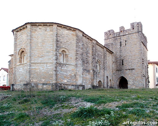 Aspecto de la iglesia desde el noreste con su &aacute;bside poligonal y su torre fortificada