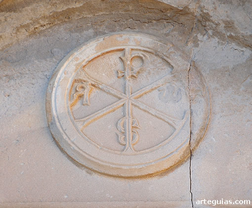 Cizur Menor: iglesia sanjuanista de San Miguel Arc&aacute;ngel: crism&oacute;n de la portada