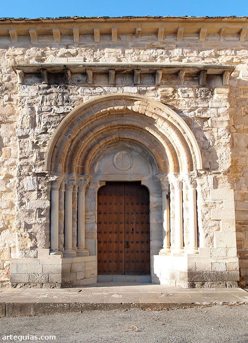 San Miguel Arc&aacute;ngel de Cizur Menor: portada situada en el muro meridional