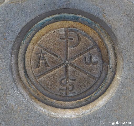 Primer plano del crism&oacute;n de la puerta