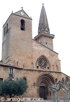 Fachada occidental con portada, roset&oacute;n y torre g&oacute;tica. San Pedro de Olite (Navarra Media)