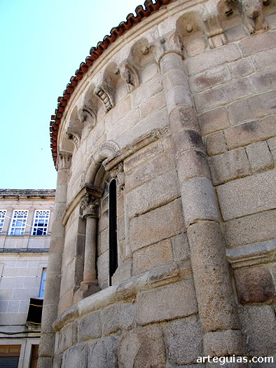 La preciosa localidad de Allariz fue declarada conjunto histórico-artístico. en 1971 gracias en parte a su patrimonio románico: en la imagen el ábside de la iglesia de Santiago