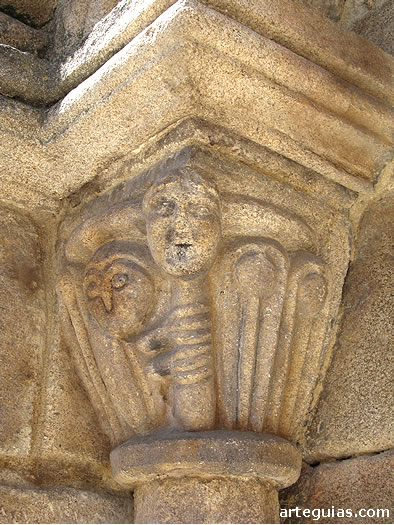 Capitel de la puerta sur