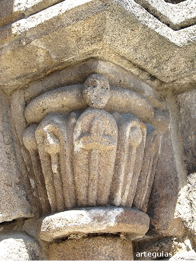 El capitel opuesto de la misma puerta