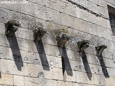 Canecillos de la iglesia medieval